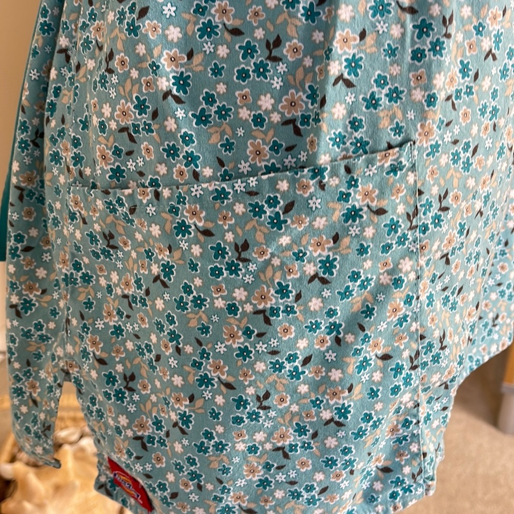 Dickies Tiny Flowers Pattern Tie Back Scrub Top In Size Large - Picture 9 of 13